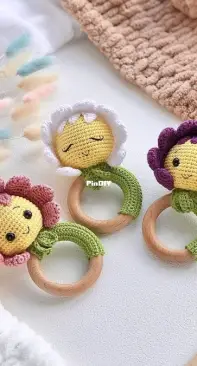 Vinera Eyer - Crochet Street - Vinera Kapustkina / Oxana - Flower Rattle Toy
