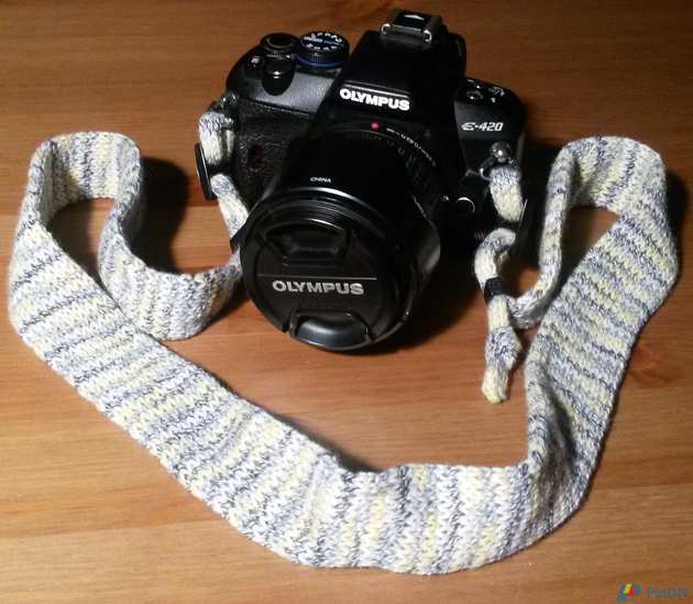 2016 04 27  camera strap - knitting.jpg