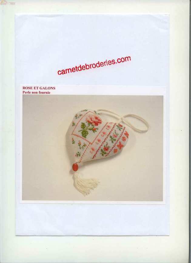 Carnet de Broderies - Rose et galons 1.jpg