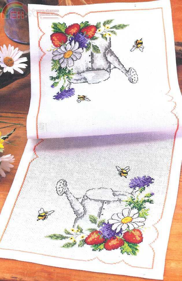 AMA400 Strawberry tablerunner.jpg