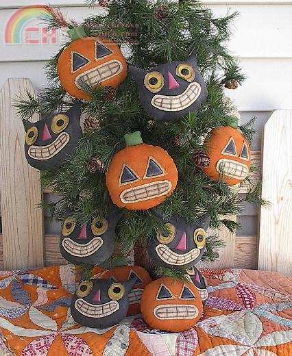cat_and_pumpkin_ornies1.jpg