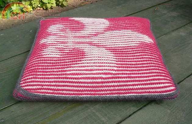 fleur_de_Lis_cushionfront_medium2.JPG