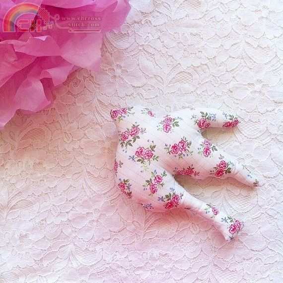 decoration-pour-enfants-coussin-oiseau-prenant-son-envol-a-10884643-img-8436-f18.jpg