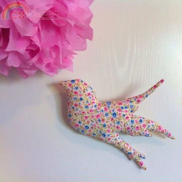 chambre-d-enfant-coussin-oiseau-prenant-son-envol-a-10884871-1390417-13956173643.jpg