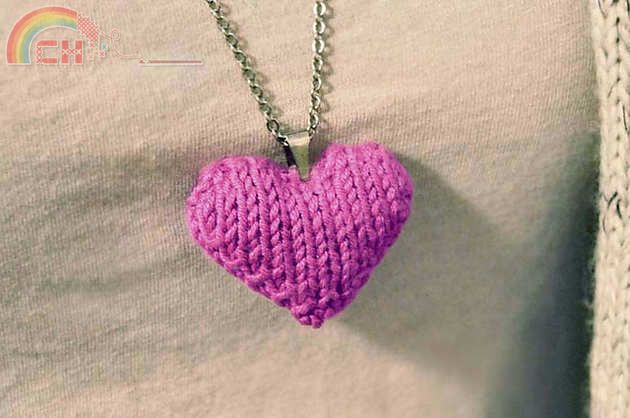 pink_knitted_heart_necklace_2_medium2.jpg