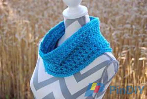 crocheted-pebbled-texture-cowl-by-jeanne-steinhilber-2_medium.jpg