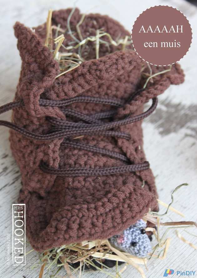 mrs Hooked - mouse in shoe - Dutch - free.jpg