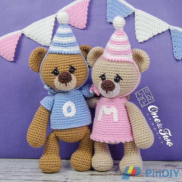 Mia_and_Owen_the_Birthday_Bears_Amigurumi.jpg