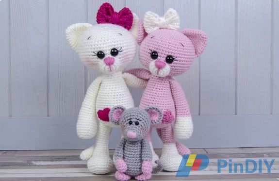 Kissie_kitty_skip_little_mouse_amigurumi.jpg