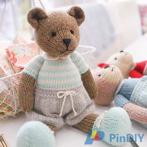 Bear_sitting_on_pattern_blog_medium.jpg