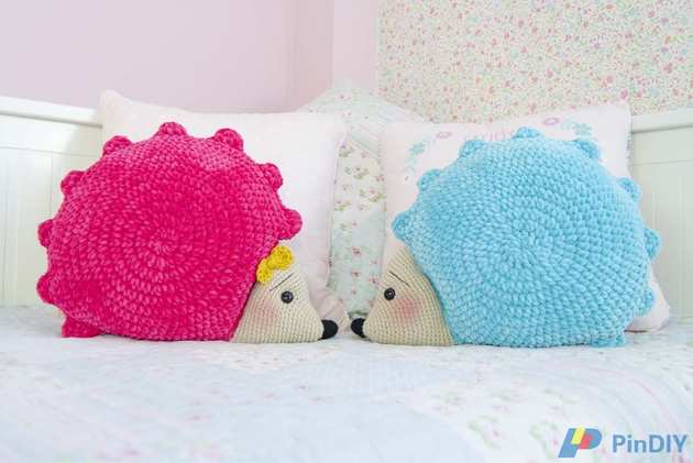 pixie_the_hedgehog_pillow_crochet_pattern.jpg