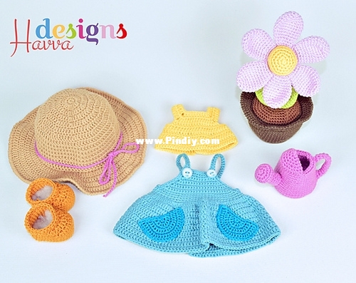 Mias Gardener Clothes and Accesories