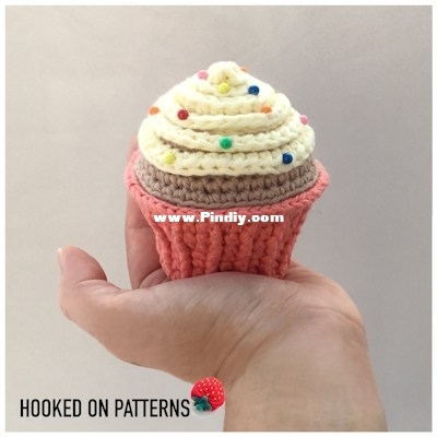 Free-Cupcake-Pin-Cushion-Crochet-Pattern-2.jpg