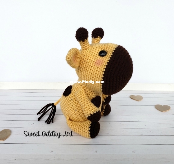 giraffe2 - Sweet Oddity Art - Carolyne Brodie.jpg