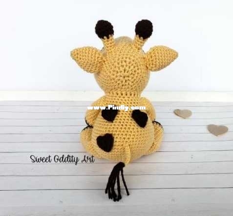 giraffe2 - Sweet Oddity Art - Carolyne Brodie_2.jpg