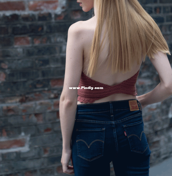5b60b0842108214fbb0582ca_Halternecktop_Ulrikke_Photo11.5.gif