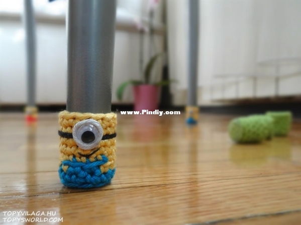 topysworld-chairsocks04-minion.jpg