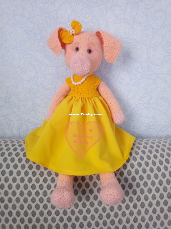 Свинка в жёлтом платье