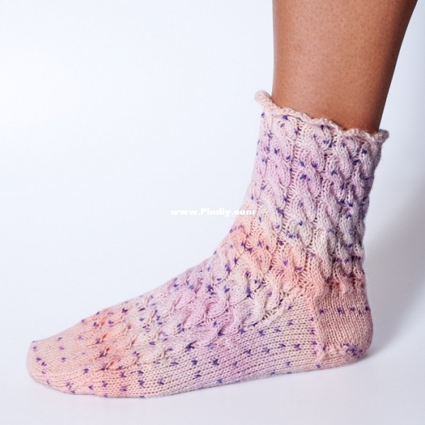 Socks with Cables by Hobbii Design.jpg