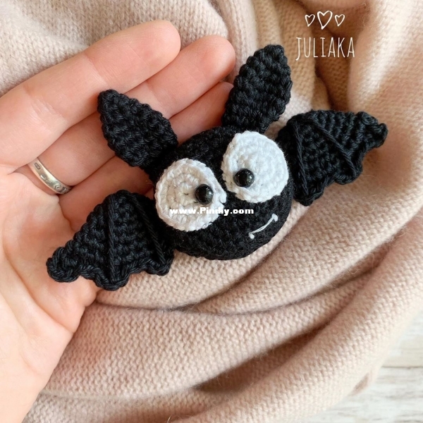 Little Bat brooch - Juliaka toys_1.jpg