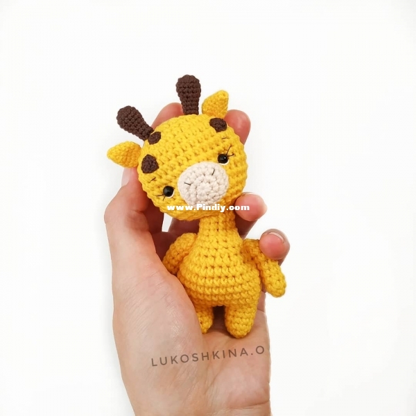 Crochet Toys Basket - Olga Lukoshkina - Tiny Giraffe - translated - free.jpg