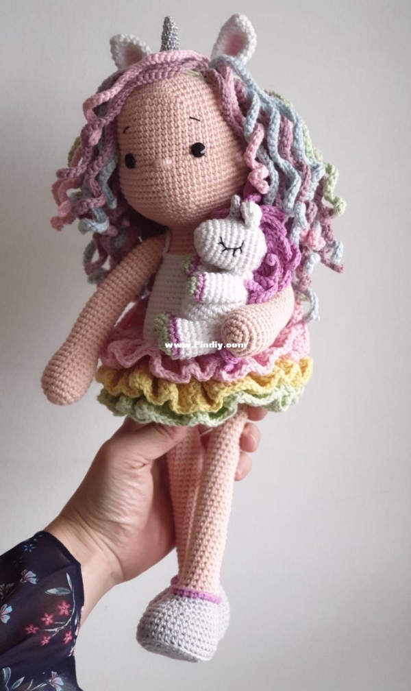 Amalou Designs- Marielle Maag - Lou the unicorn Girl - Potuguese.jpg