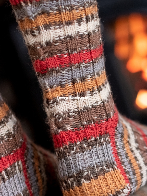 WYS00403___Signature_4PLY___AW19___Robin___Socks_Detail_02_LR.jpg