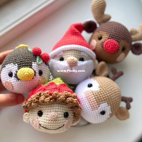 KnitToys - Tatyana Medvedeva - Christmas Decorations.jpg