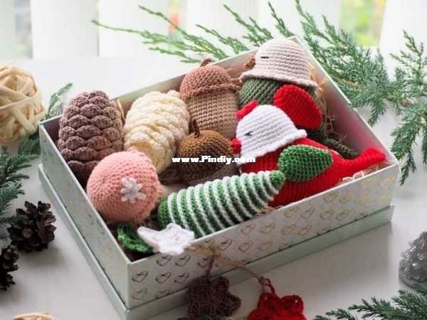 Rnata - Crochet Christmas Decoration Bird, Tree, Mushroom, Pine cones, Stars ans Acorns - English