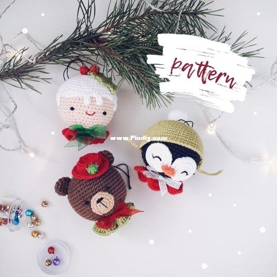 samiSnosami - Sasha Koffer - Christmas crochet baubles SET pattern (penguin, bear, cake) - Portugues
