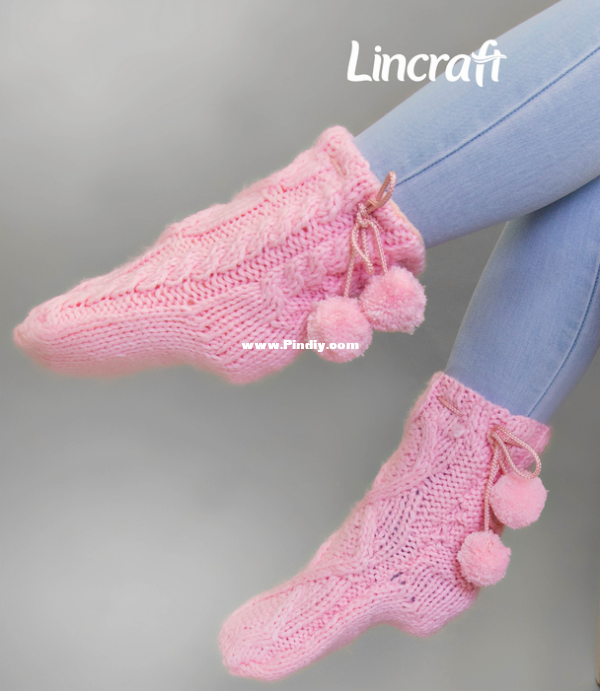 P035 Seamed Cabled House Socks.png