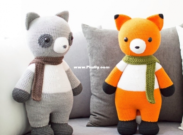 Bunnies And Yarn - Michelle Alvarez - Maurizio The Big Fox and Fabrizio The Big Raccoon - ENGLISH