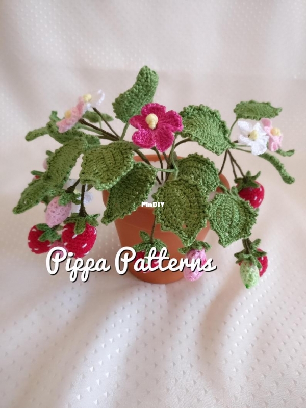 Pippa Patterns Crochet - Connie Rockliff - Strawberry plant 01.jpg