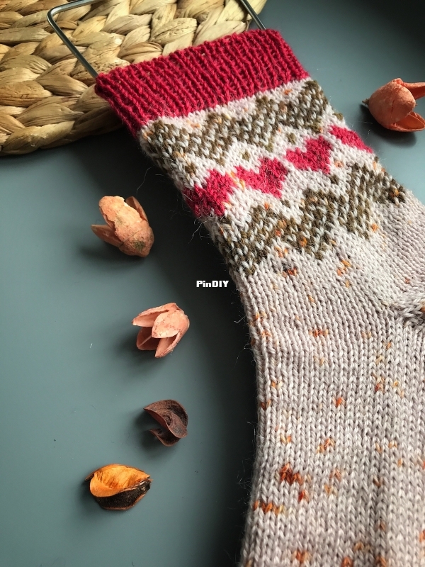 cute_hearts_socks_knitting_pattern.jpg