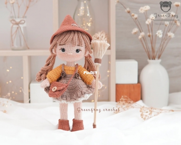 Hazel the Autumn Witch Green Frog Crochet Thuy Anh.jpg