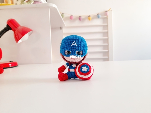 Sil Montal Crochet - Silvana Montal Ramos - Coleção Mini Heróis - Menino América - Potuguese