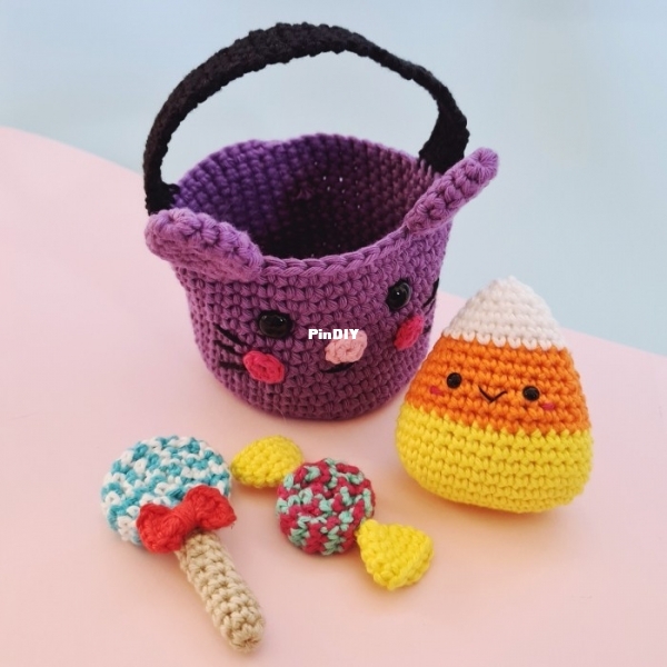 Hobbii Design - Super Cute Design - Jennifer Santos - Trick or Treat.jpg