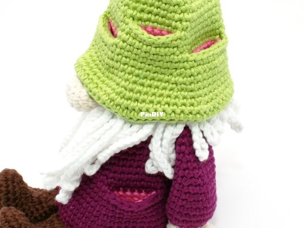 phone-stand-gnome-crochet-pattern-2074770137-600x450.jpg