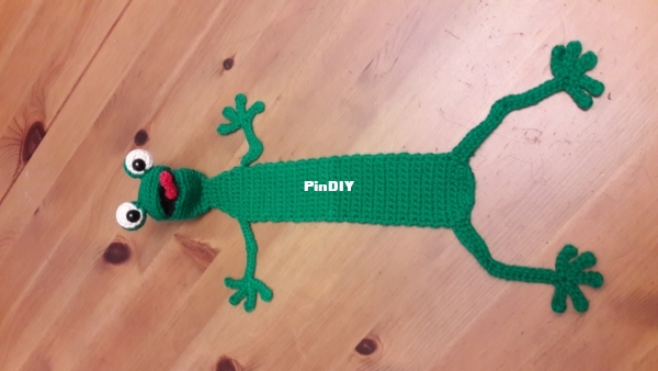 2021 11 17Frog bookmark  (1).jpg