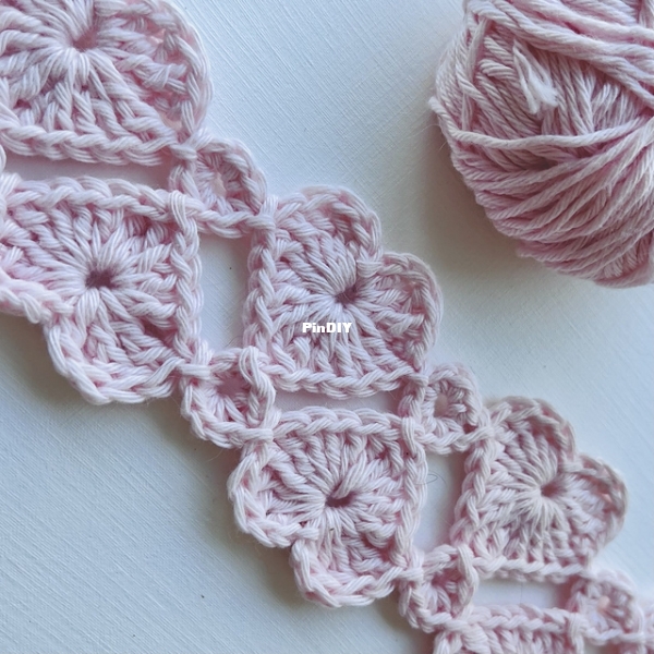 Breakaway crochet - Lisa Hounshell - Noughts and Hearts Trim.jpeg
