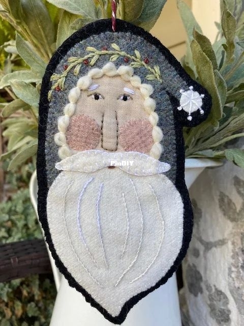 Heart to hand-Olde world Santa ornament.jpg