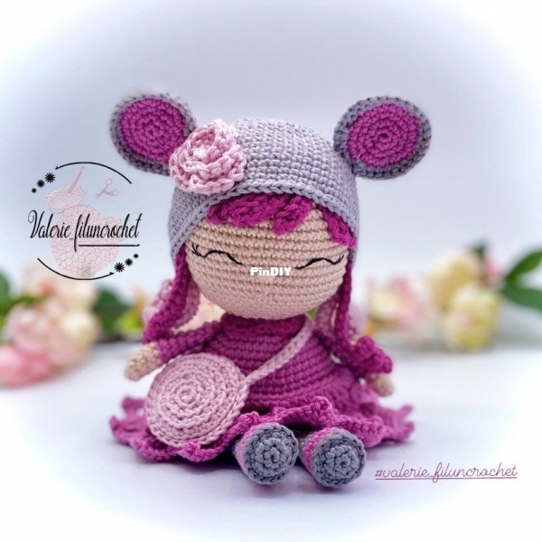 Valerie Filuncrochet - Valerie Moreau - Charlotte la souris recolteuse de quenot.jpeg