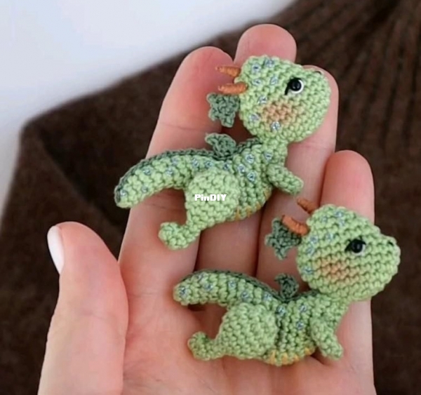 Flying dragon brooch crochet pattern, Amigurumi animal brooch crochet tutorial, .jpg
