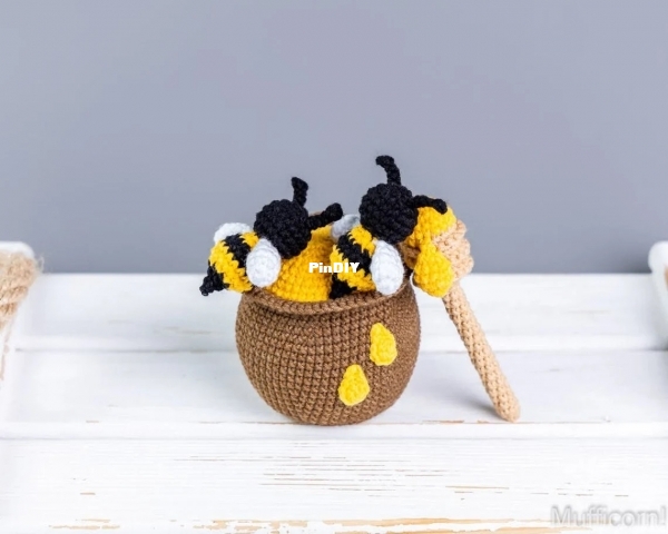 Bee &amp; Honey Pot Mufficorn Olga Chemerys.jpg