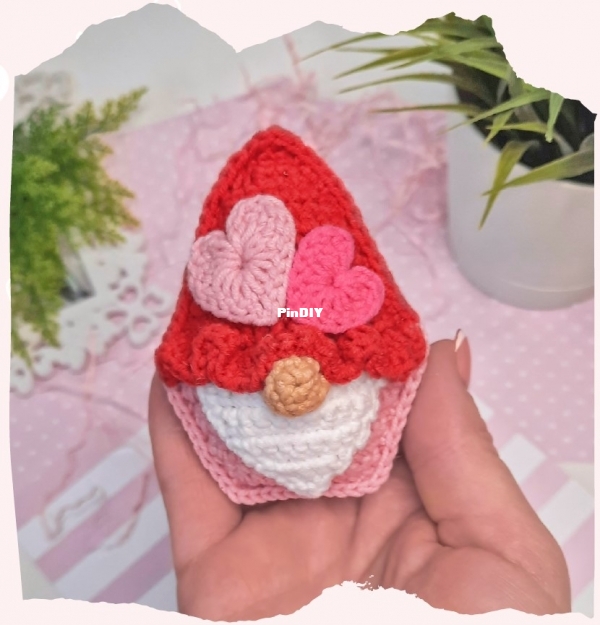 Gnome in Love.jpg