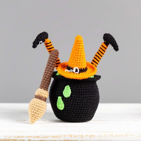 Mufficorn - Olga Chemerys - Witch cauldron_01.jpg