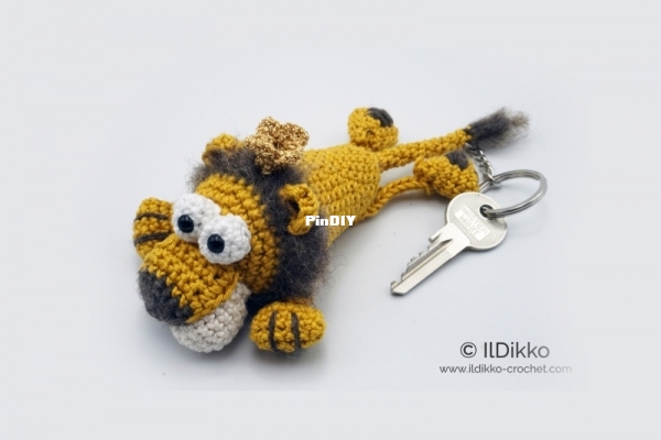 IlDikko - Ildikó Strüning - Lionello the Lying Lion Keychain_01.jpeg