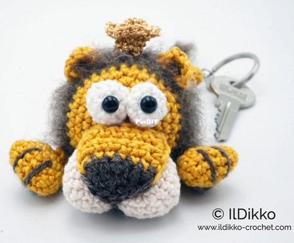IlDikko - Ildikó Strüning - Lionello the Lying Lion Keychain_03.jpg