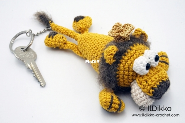 IlDikko - Ildikó Strüning - Lionello the Lying Lion Keychain_02.jpg