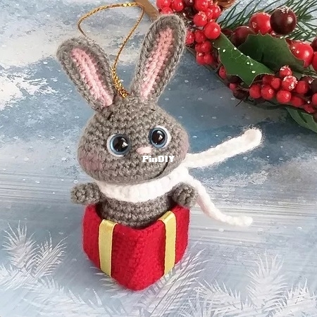 Crochet Fantasy - Galina Pisarenko - Bunny in a gift box.jpg